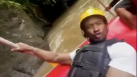 Saat perahu karet mulai menerjang arus sungai, Usher memperlihatkan ekspresi tegang dan dia menuliskan Jelas tidak bagus. Dilihat dari Reels di akun Instagram pribadinya, Sabtu (1/2/2025). Foto: dok. Instagram Usher
