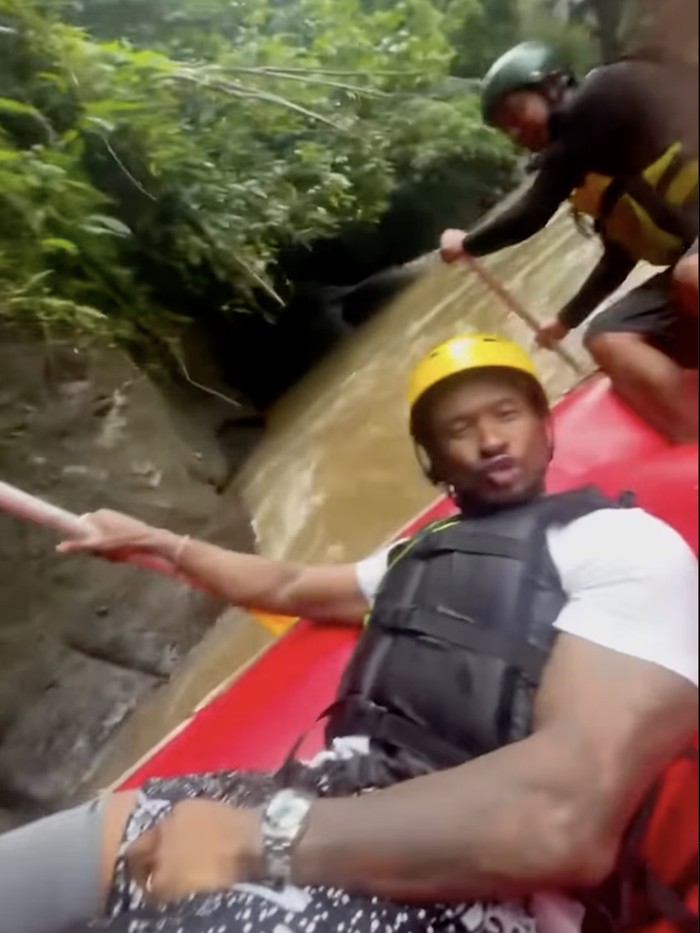 Usher Momen penyanyi Usher liburan di Bali.