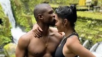 Usher mencium kening istrinya saat akan melakukan melukat atau mandi air suci. Foto: dok. Instagram Usher