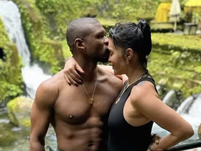 Usher liburan di Bali.