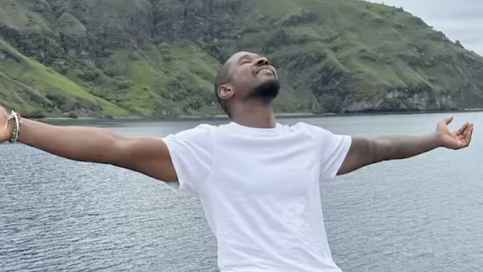 Usher liburan di Bali.