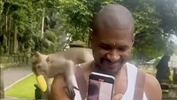 Usher menikmati dan merekam saat seekor monyet menaiki badannya. Foto: dok. Instagram Usher