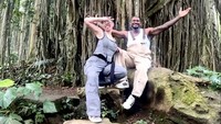 Usher dan istri berpose dengan latar pepohonan raksasa di Moneky Forest. Foto: dok. Instagram Usher