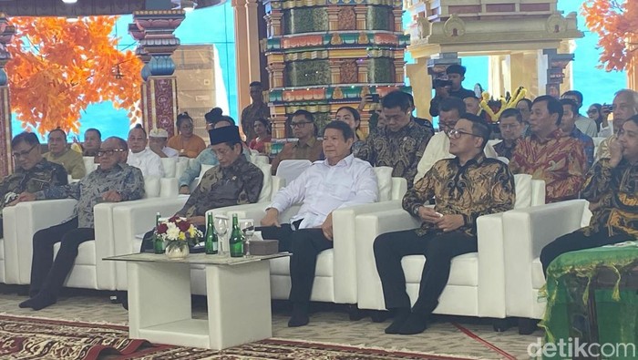 Utusan Presiden Hashim Djojohadikusumo dan sejumlah pejabat saat acara peresmian Jakarta Murugan Temple. (Dwi R/detikcom)