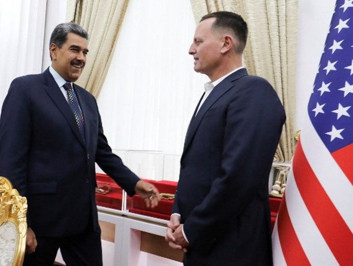 Handout picture released by Venezuelas Presidency shows Venezuelas president Nicolas Maduro (L) speaking with US President Donald Trumps special envoy Richard Grenell at Miraflores presidential palace in Caracas on January 31, 2025. (Photo by ZURIMAC CAMPOS and PRESIDENCIA VENEZUELA / Presidencia de Venezuela / AFP) / RESTRICTED TO EDITORIAL USE - MANDATORY CREDIT 