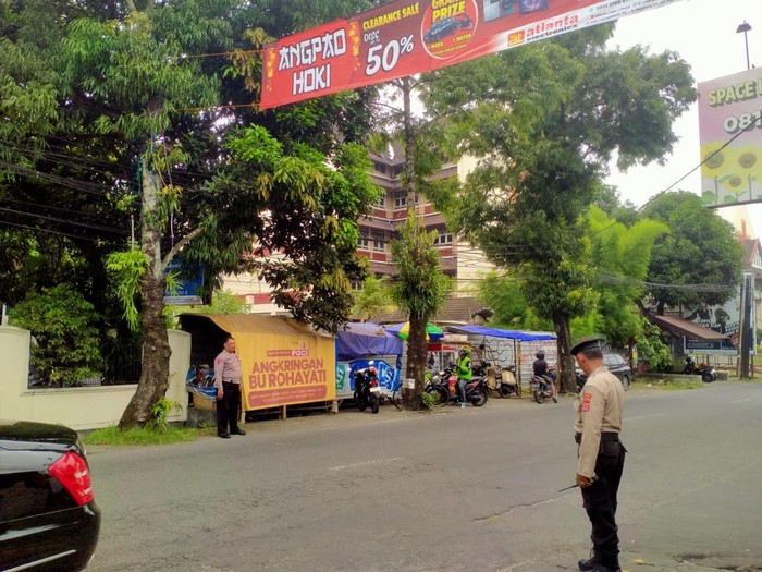 Personel Polsek Ngaglik tengah mengumpulkan keterangan saksi di lokasi keributan antara dua kelompok pengendara mobil di Jalan Palagan Tentara Pelajar, Sleman, Minggu (2/2/2025).