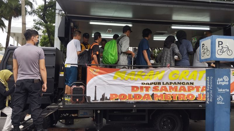 Warga ngantre makan gratis di CFD (Fawdi/detikcom)