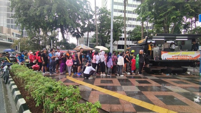 Warga ngantre makan gratis di CFD (Fawdi/detikcom)
