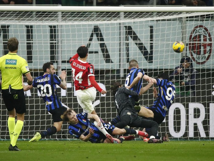 Soccer Football - Serie A - AC Milan v Inter Milan - San Siro, Milan, Italy - February 2, 2025 AC Milans Tijjani Reijnders scores their first goal REUTERS/Alessandro Garofalo