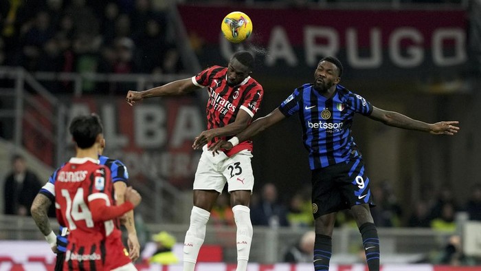 Inter Milans Marcus Thuram, right, jumps for the ball with AC Milans Fikayo Tomori during the Serie A soccer match between AC Milan and Inter Milan at the San Siro stadium, in Milan, Italy, Sunday, Feb. 2, 2025. (AP Photo/Antonio Calanni)