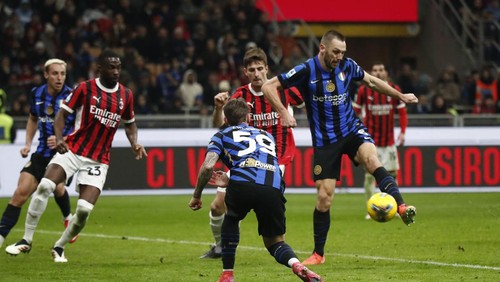 Soccer Football - Serie A - AC Milan v Inter Milan - San Siro, Milan, Italy - February 2, 2025 Inter Milans Stefan de Vrij scores their first goal REUTERS/Alessandro Garofalo