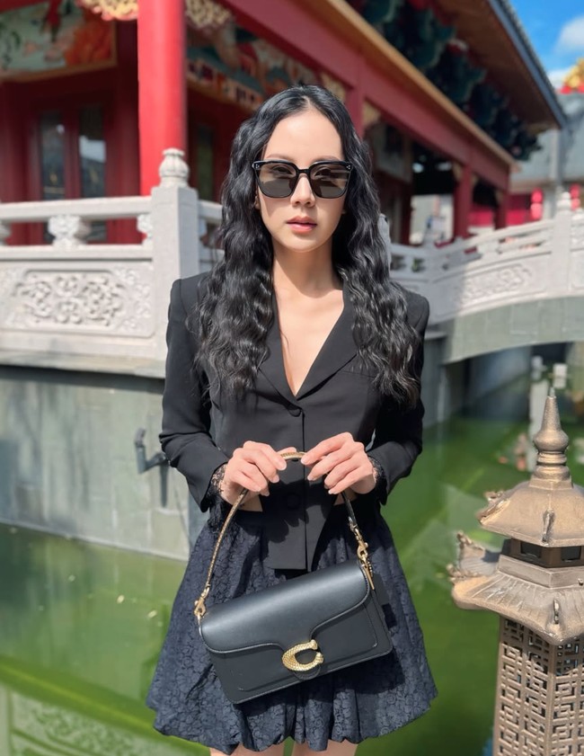 Jennifer juga menceritakan bahwa selingkuhan suaminya itu bahkan sampai diam-diam mengikuti saat dirinya bersama suami dan keluarga berlibur ke New Zealand. Dan sampai pas kemarin kalian tau kan dec gw ke New Zealand. Nah si gayung lope pink ngikutin ke new zealand. Dan mereka curi2 ketemuan di sana. Gw tidak curiga karena sudah biasa laki olahraga jalan atau lari di luar berjam2. Ternyata alasan finishing steps malah wakuncarrrr uwowwww bahkan foto2, duduk2 di bench, selfie2, ya ngapain lagi tak tau lah yaaa hahahahahaha, tulisnya. Foto: Instagram/@agnes_jennifer