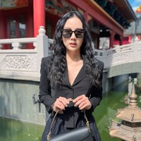 Jennifer juga menceritakan bahwa selingkuhan suaminya itu bahkan sampai diam-diam mengikuti saat dirinya bersama suami dan keluarga berlibur ke New Zealand. Dan sampai pas kemarin kalian tau kan dec gw ke New Zealand. Nah si gayung lope pink ngikutin ke new zealand. Dan mereka curi2 ketemuan di sana. Gw tidak curiga karena sudah biasa laki olahraga jalan atau lari di luar berjam2. Ternyata alasan finishing steps malah wakuncarrrr uwowwww bahkan foto2, duduk2 di bench, selfie2, ya ngapain lagi tak tau lah yaaa hahahahahaha, tulisnya. Foto: Instagram/@agnes_jennifer