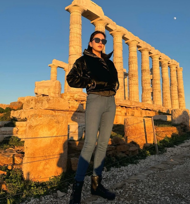 Di media sosialnya Jennifer juga terlihat cukup sering membagikan foto-foto gaya stylishnya saat liburan. Seperti dalam foto yang satu ini Jennifer tampil mengenakan jaket hitam dipadukan dengan celana jeans dan ankle boots. Penampilannya makin stylish dengan kaca mata hitam. Foto: Instagram/@agnes_jennifer