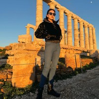 Di media sosialnya Jennifer juga terlihat cukup sering membagikan foto-foto gaya stylishnya saat liburan. Seperti dalam foto yang satu ini Jennifer tampil mengenakan jaket hitam dipadukan dengan celana jeans dan ankle boots. Penampilannya makin stylish dengan kaca mata hitam. Foto: Instagram/@agnes_jennifer