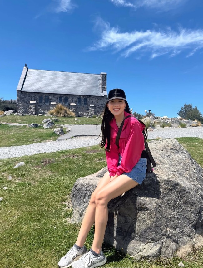 Dari pernikahannya dengan David Clement, Jennifer dikaruniai 2 orang anak. Meski demikian penampilannya masih terlihat cantik dan menawan dengan tubuh langsing dan gayanya yang stylish. Foto: Instagram/@agnes_jennifer