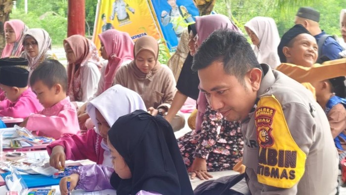 Aipda Ashobirin membuat Pos Pustaka Digital Bhabinkamtibmas di Desa Bokor, yang merupakan perbatasan Meranti dengan Malaysia di Selat Malaka.