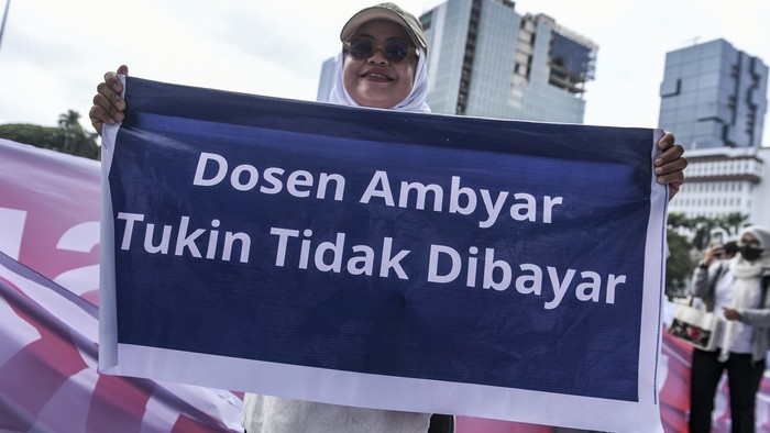 Dosen yang tergabung dalam Aliansi Dosen ASN Kemdiktisaintek Seluruh Indonesia (ADAKSI) membawa spanduk saat menggelar aksi di kawasan Patung Kuda, Jakarta, Senin (3/2/2025). Mereka menuntut pemerintah membayarkan tunjangan kinerja (Tukin) yang belum dibayar sejak tahun 2020. ANTARA FOTO/Hafidz Mubarak A