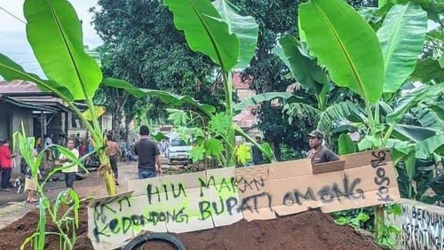 Aksi protes warga Flores Timur karena jalan rusak 25 tahun tak kunjung diperbaiki, Senin (3/2/2025). (IST)