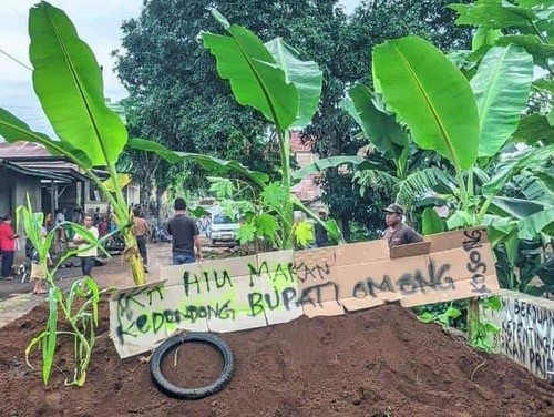 Aksi protes warga Flores Timur karena jalan rusak 25 tahun tak kunjung diperbaiki, Senin (3/2/2025). (IST)