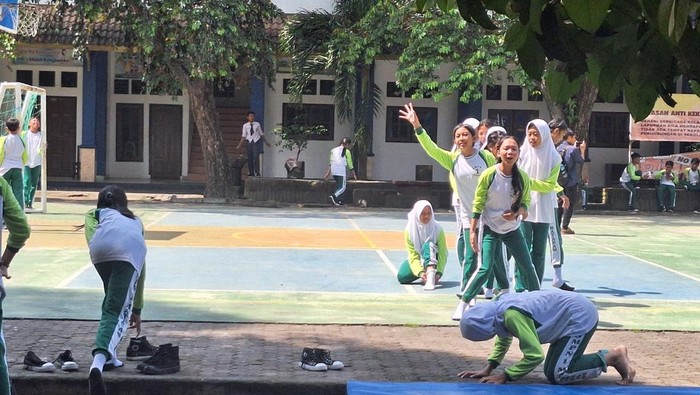 Aktivitas para siswa di SMPN 1 Mataram, Senin (3/2/2025). (Nathea Citra/detikBali)