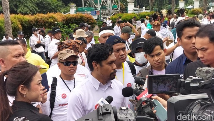 Aliansi Dosen Kemdiktisaintek Seluruh Indonesia (ADAKSI) demo menuntut tunjangan kinerja (tukin) dicairkan. Mereka berharap Presiden Prabowo memberikan perhatian. (Maulani M/detikcom)