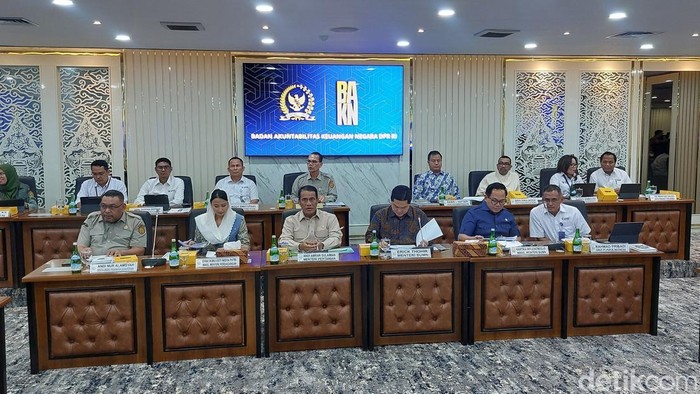 Badan Akuntabilitas Keuangan Negara (BAKN) DPR RI menggelar Rapat Kerja (Raker) bersama Menteri Pertanian Andi Amran Sulaiman dan Menteri Badan Usaha Milik Negara (BUMN) Erick Thohir. Raker tersebut membahas tentang sejumlah temuan Badan Pemeriksa Keuangan (BPK) menyangkut penyaluran pupuk subsidi.