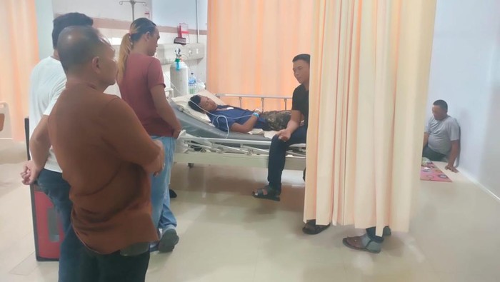 Anggota Polres OKI mengecek keadaan pegawai pasar malam yang ditusuk pengunjung