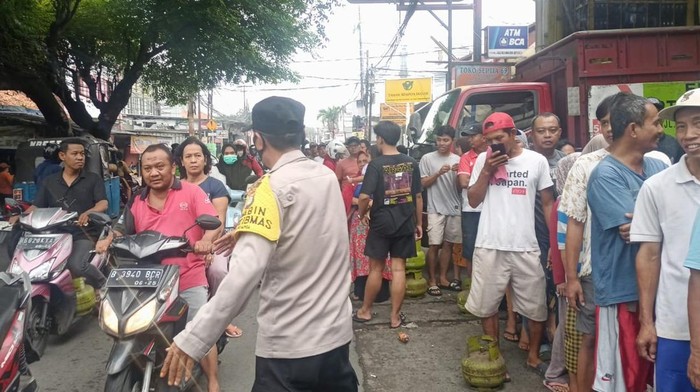 Antrean warga membeli gas 3 kilogram di Rempoa, Ciputat Timur, Senin (3/1/2025).