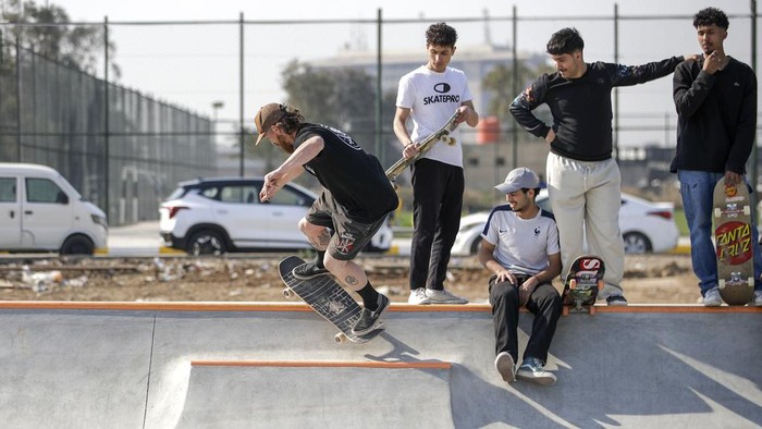 Antusias Anak Muda Jajal Skatepark Pertama di Baghdad Irak A girl practices skateboarding in the first skatepark of Baghdad, Iraq, Saturday, Feb. 1, 2025. (AP Photo/Anmar Khalil)