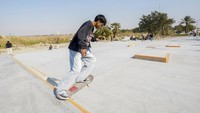 Al-Qadi, seperti banyak pemain skateboard di Baghdad, biasa berlatih di tempat umum seperti Taman Al-Zawraa dan Jalan Abu Nawas, tempat para pemain skateboard sering dikejar oleh pihak berwenang, berisiko bertabrakan dengan mobil, dan menghadapi risiko keselamatan karena medan yang tidak rata dan kurangnya area yang ditentukan.  