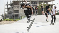 Para pemain skateboard berlatih di skatepark pertama di Baghdad, Irak, Sabtu (1/2/2025).  