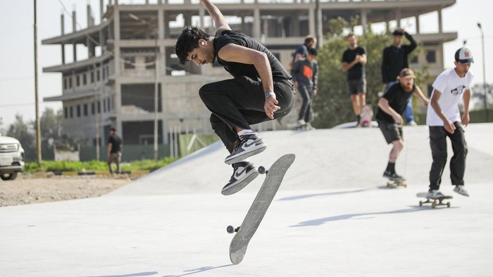 A girl practices skateboarding in the first skatepark of Baghdad, Iraq, Saturday, Feb. 1, 2025. (AP Photo/Anmar Khalil)