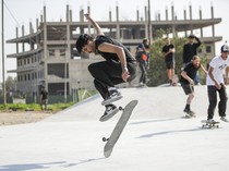 Antusiasme Anak Muda Jajal Skatepark Pertama di Baghdad Irak