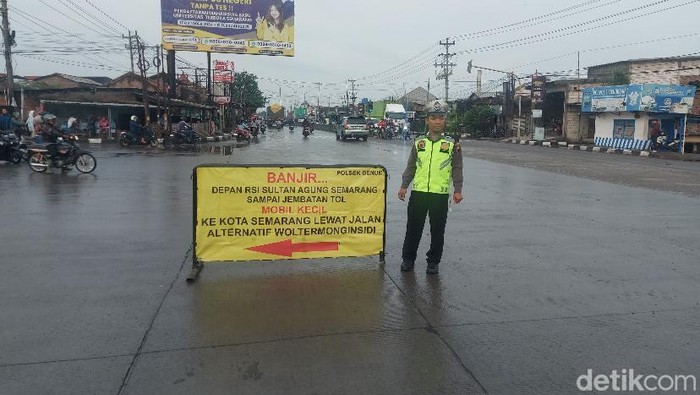 Arus lalul lintas Jalan Pantura Semarang-Demak atau Jalan Kaligawe, Genuk, Semarang dialihkan, Senin (3/2/2025).