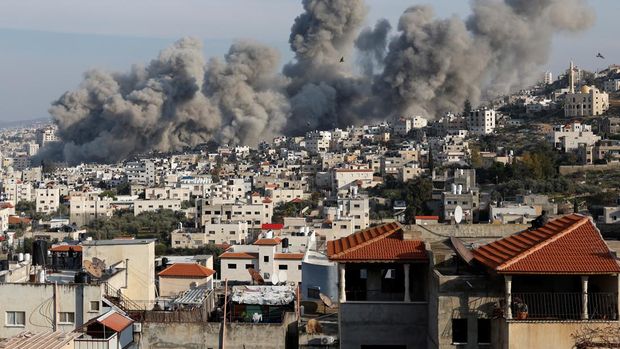 Asap mengepul selama operasi tentara Israel di Jenin, di Tepi Barat yang diduduki Israel, 2 Februari 2025. (REUTERS/Mohammed Torokman)