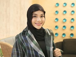 7 Potret Selebriti Pakai Hijab Meleyot, Mahalini Banjir Pujian