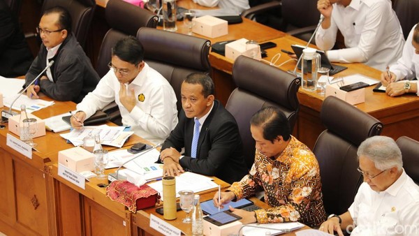 Rapat Bareng DPR, Bahlil Buka Suara Larang Pengecer Jual LPG 3 Kg