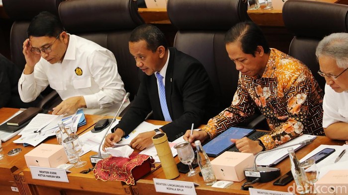 Menteri ESDM Bahlil Lahadalia menjelaskan soal transisi pengecer LPG 3 kg ke pangkalan. Mulai 1 Februari 2025 para pengecer LPG 3 kg diminta beralih fungsi menjadi pangkalan resmi Pertamina. Hal itu disampaikan dalam rapat kerja dengan Komisi XII DPR, Senin (3/2/2025).