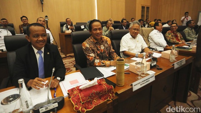 Menteri ESDM Bahlil Lahadalia menjelaskan soal transisi pengecer LPG 3 kg ke pangkalan. Mulai 1 Februari 2025 para pengecer LPG 3 kg diminta beralih fungsi menjadi pangkalan resmi Pertamina. Hal itu disampaikan dalam rapat kerja dengan Komisi XII DPR, Senin (3/2/2025).