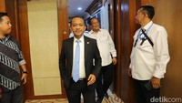 Saat ini pemerintah mendorong agar pengecer naik statusnya menjadi pangkalan. Tapi Bahlil menilai syarat yang ditetapkan oleh Pertamina terlalu besar, sehingga ke depannya pengecer bisa menjadi sub pangkalan. 