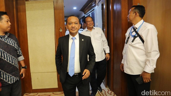Bahlil Raker Dengan Komisi XII DPR RI Menteri ESDM Bahlil Lahadalia menjelaskan soal transisi pengecer LPG 3 kg ke pangkalan. Mulai 1 Februari 2025 para pengecer LPG 3 kg diminta beralih fungsi menjadi pangkalan resmi Pertamina. Hal itu disampaikan dalam rapat kerja dengan Komisi XII DPR, Senin (3/2/2025).