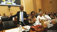 Bahlil menghadiri rapat kerja di Komisi XII DPR, Senin (3/2/2025).