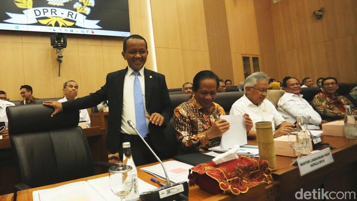 Menteri ESDM Bahlil Lahadalia menjelaskan soal transisi pengecer LPG 3 kg ke pangkalan. Mulai 1 Februari 2025 para pengecer LPG 3 kg diminta beralih fungsi menjadi pangkalan resmi Pertamina. Hal itu disampaikan dalam rapat kerja dengan Komisi XII DPR, Senin (3/2/2025).