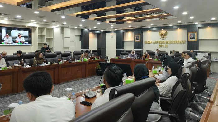 Badan Aspirasi Masyarakat (BAM) DPR, Senin (3/2/2025), menerima perwakilan aliansi honorer R2 dan R3 yang terdaftar di Badan Kepegawaian Negara (BKN). Aliansi tenaga honorer ini menyampaikan 5 aspirasi dan keluhan kepada DPR RI terkait hak menjadi PPPK penuh waktu.