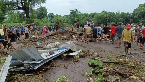 Proses pencarian korban banjir yang hilang, di bantaran sungai Desa Nanga Wera, Kecamatan Wera, Kabupaten Bima, NTB, Senin (3/2/2025). (Istimewa)