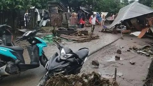 Dampak banjir di Desa Nanga Wera, Kecamatan Wera, Kabupaten Bima, NTB, Senin, (3/2/2025). (Istimewa)