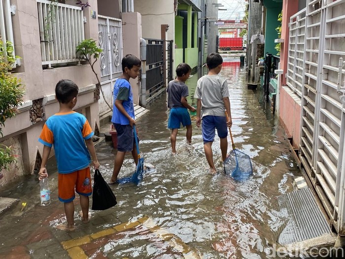 Banjir di Kampung Karangkimpul, Kelurahan Tambakrejo, Kecamatan Gayamsari, Kota Semarang, Senin (3/2/2025).