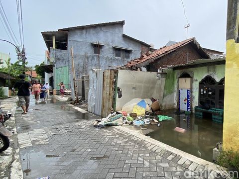 Banjir di Kampung Karangkimpul, Kelurahan Tambakrejo, Kecamatan Gayamsari, Kota Semarang, Senin (3/2/2025).