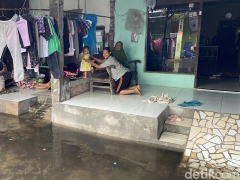Banjir di Kampung Karangkimpul, Kelurahan Tambakrejo, Kecamatan Gayamsari, Kota Semarang, Senin (3/2/2025).